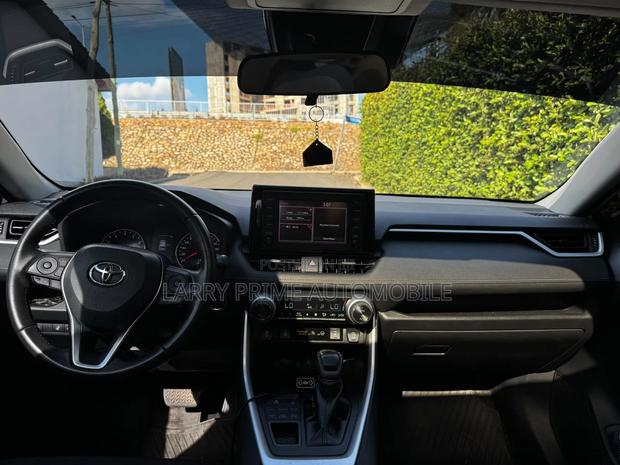 Toyota RAV4 XLE AWD 2020 White