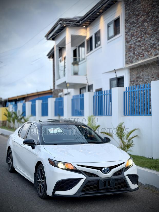Toyota Camry Hybrid SE 2023 White