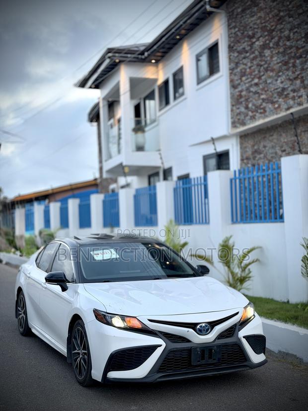 Toyota Camry Hybrid SE 2023 White