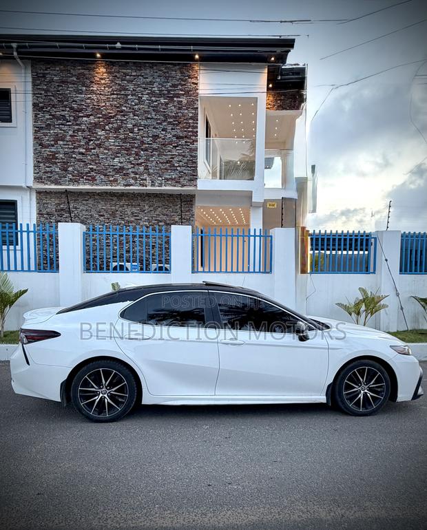 Toyota Camry Hybrid SE 2023 White