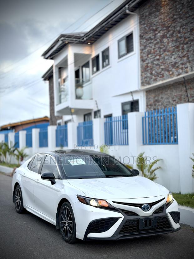 Toyota Camry Hybrid SE 2023 White