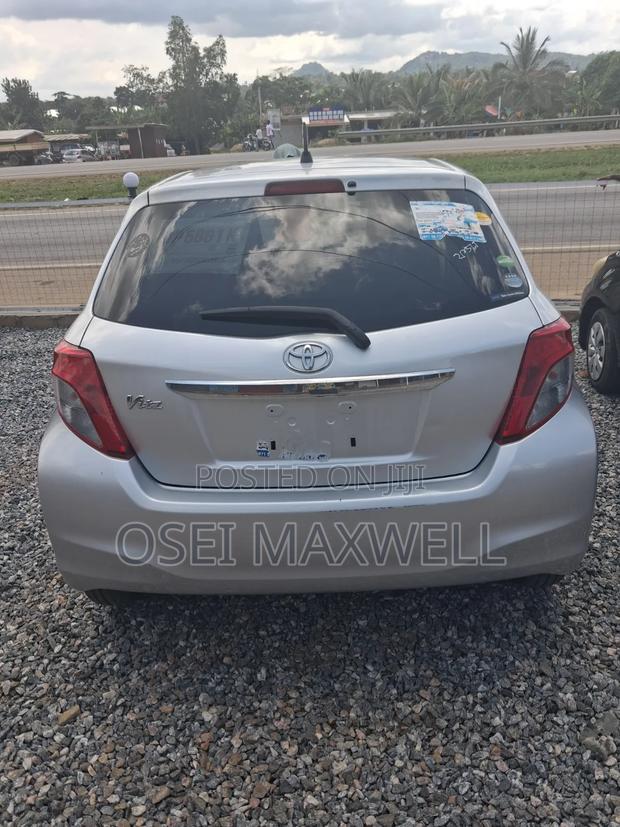 Toyota Vitz 2012 Silver