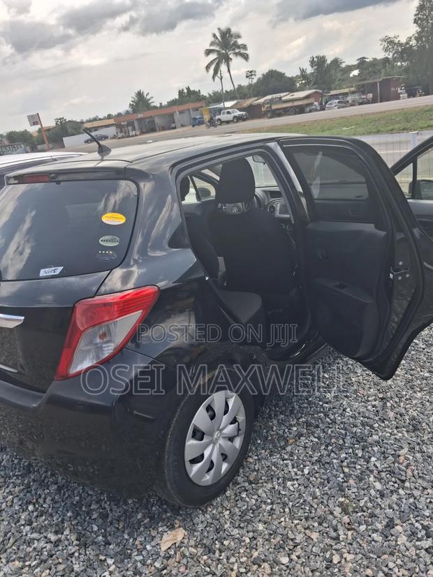 Toyota Vitz 2012 Silver