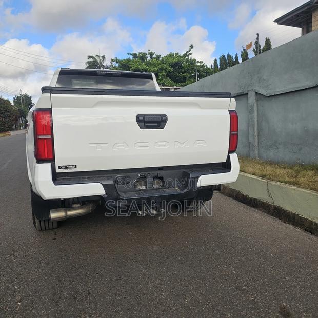 Toyota Tacoma SR Double Cab 4WD 5.0 ft. SB (Automatic) 2025 White