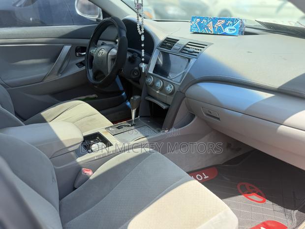 Toyota Camry LE 4dr Sedan (2.5L 4cyl 6AM) 2010 Silver