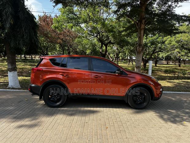 Toyota RAV4 LE 4dr SUV (2.5L 4cyl 6A) 2015 Orange