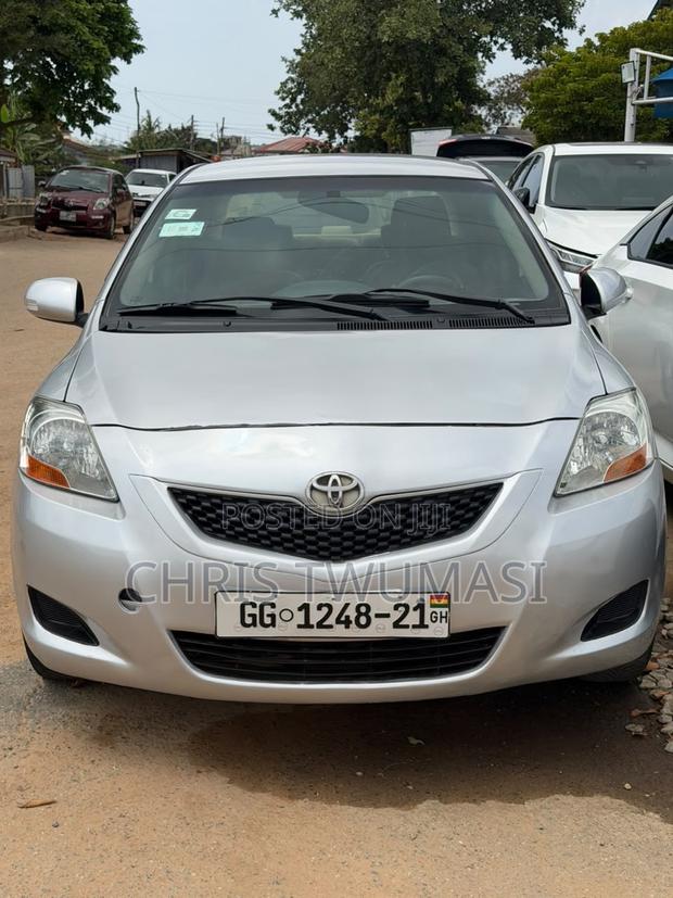 Toyota Belta 2010 Silver