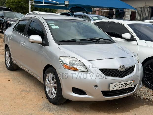 Toyota Belta 2010 Silver