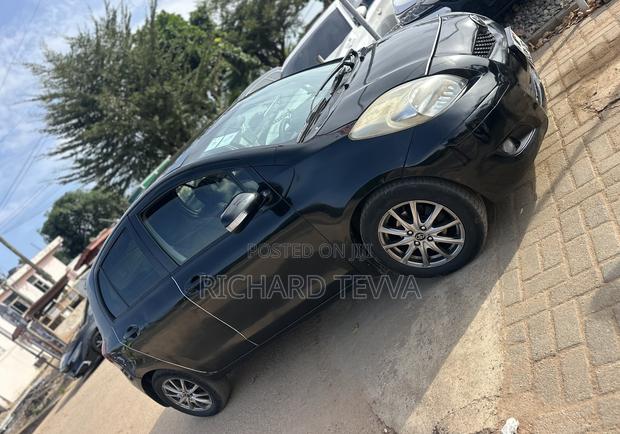 Toyota Vitz 1.3 AWD 5dr 2010 Black