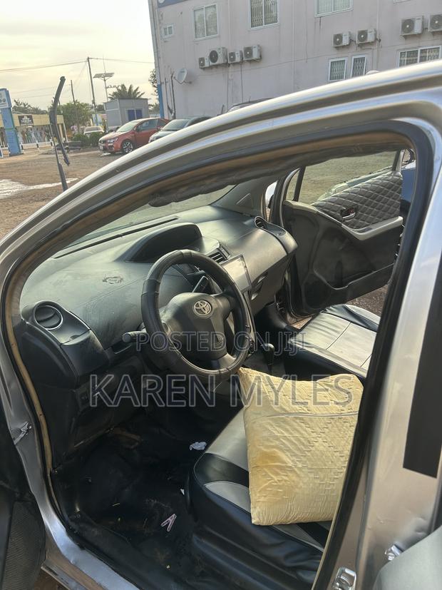 Toyota Vitz 1.3 FWD 3dr 2010 Gray