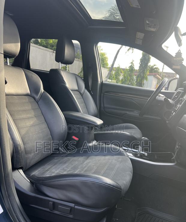 Mitsubishi Outlander 2019 Blue