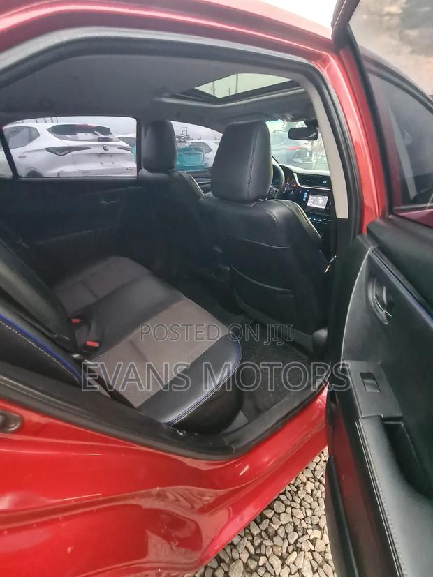 Toyota Corolla SE (1.8L 4cyl 6M) 2018 Red