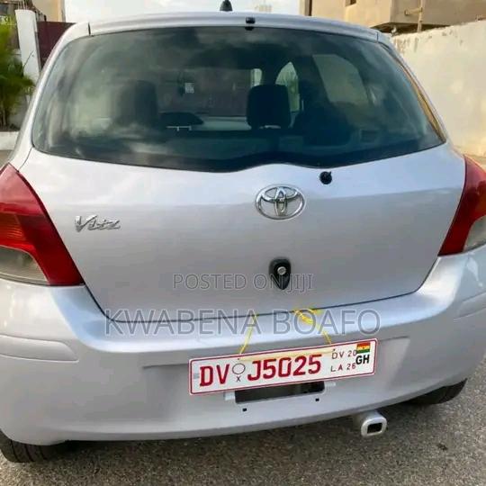 Toyota Vitz 2010 Silver