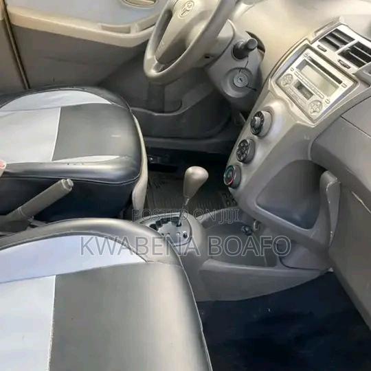 Toyota Vitz 2010 Silver