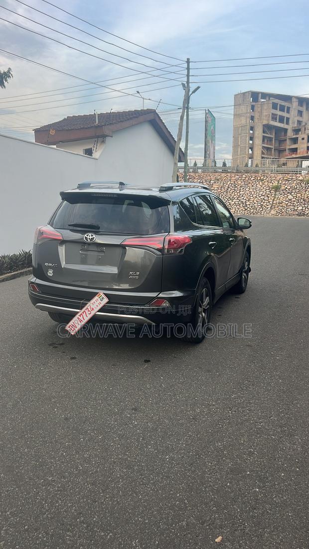 Toyota RAV4 XLE AWD (2.5L 4cyl 6A) 2017 Gray