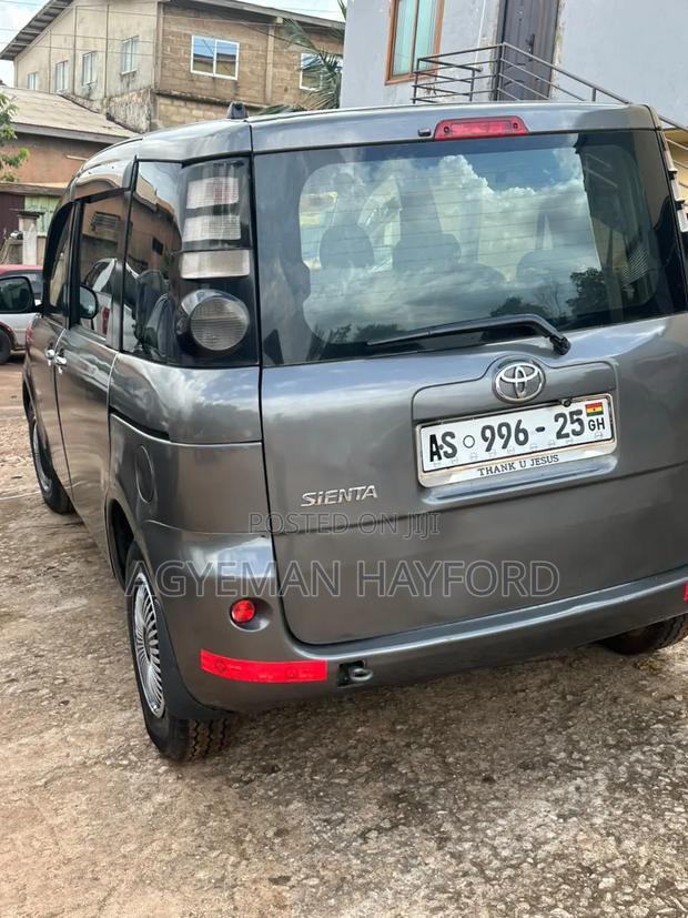 Toyota Sienta 1.5 AWD 2012 Gray