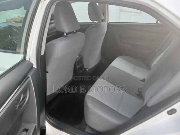 Toyota Corolla LE (1.8L 4cyl 2A) 2019 White