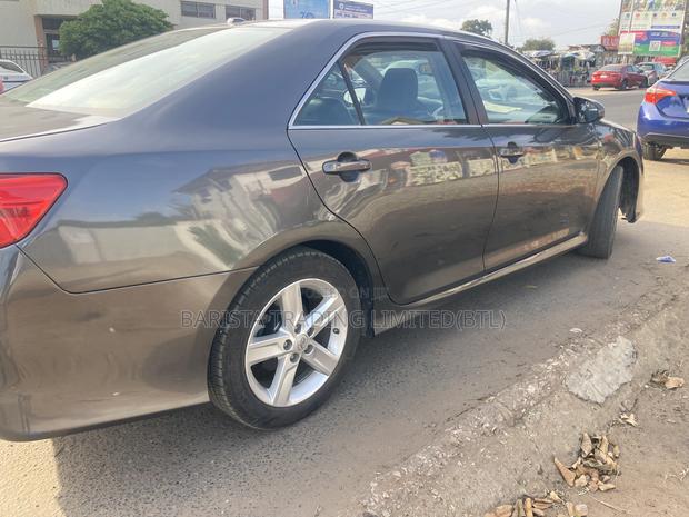 Toyota Camry SE 4dr Sedan (2.5L 4cyl 6A) 2014 Gray