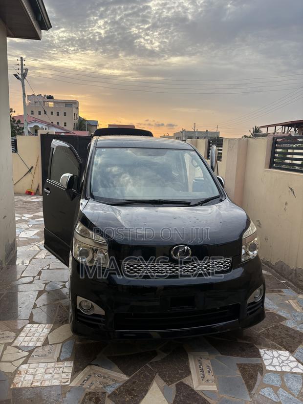 Toyota Voxy V 2WD 8-Seater 2013 Black