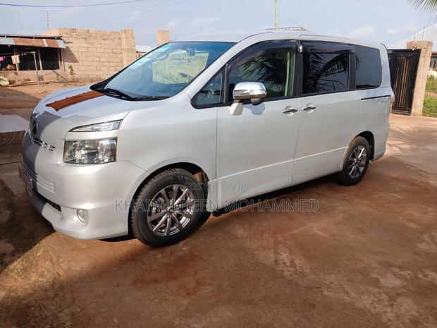 Toyota Voxy 2011 Silver