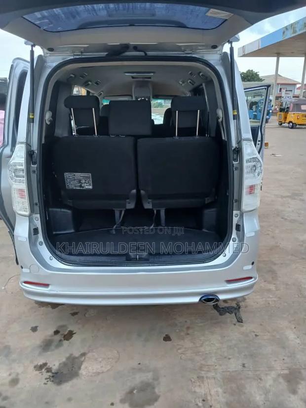 Toyota Voxy 2011 Silver