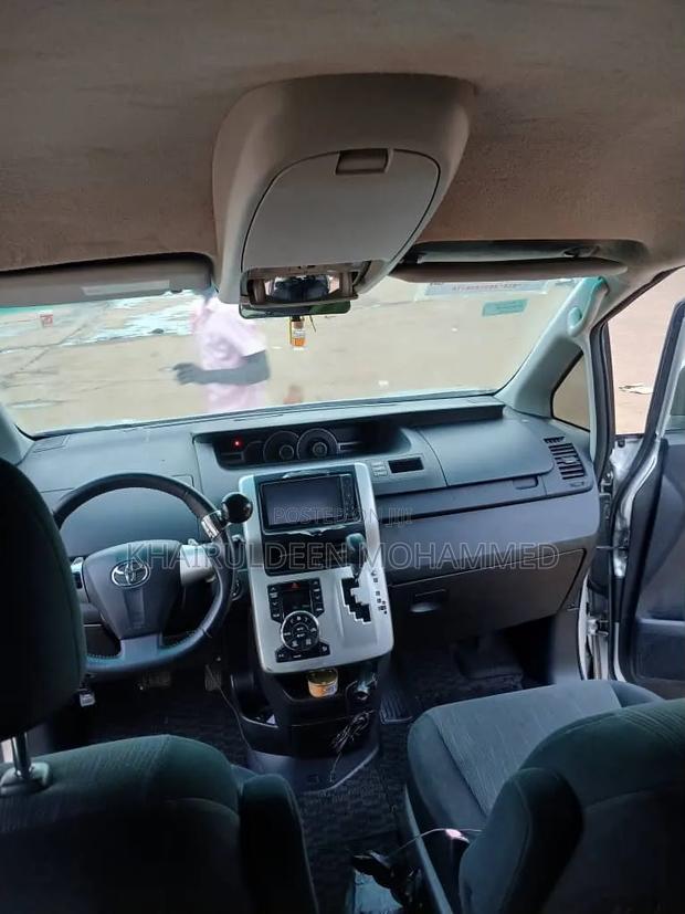 Toyota Voxy 2011 Silver