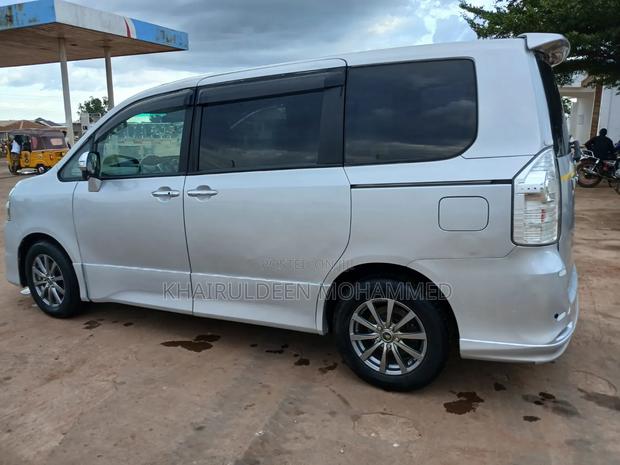 Toyota Voxy 2011 Silver
