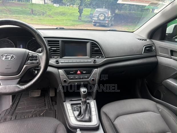 Hyundai Elantra Limited Sedan FWD (2.0L 4cyl 6A) 2017 Red