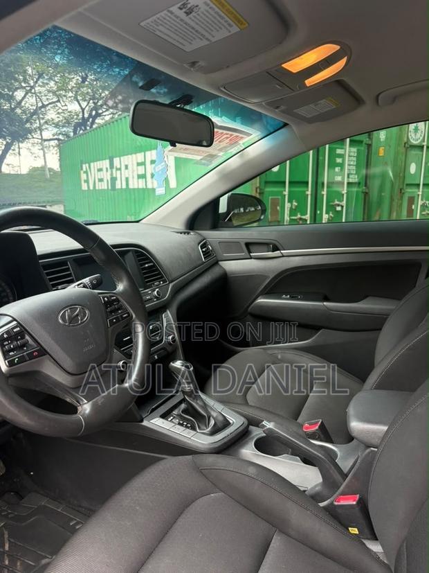Hyundai Elantra Limited Sedan FWD (2.0L 4cyl 6A) 2017 Red