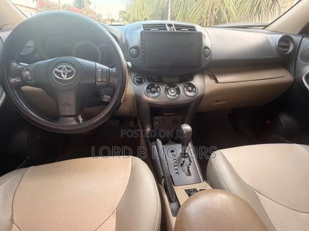Toyota RAV4 2011 Silver