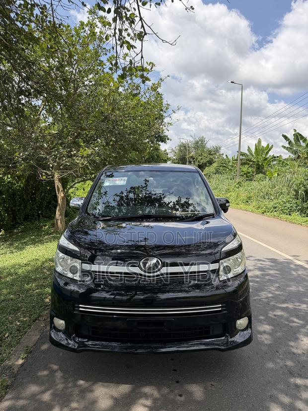 Toyota Voxy X 4WD 8-Seater 2013 Black