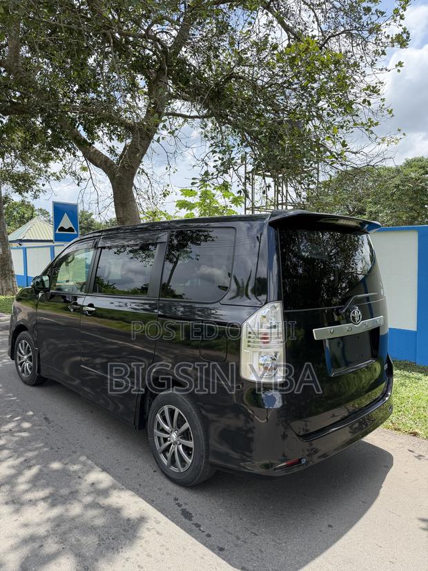 Toyota Voxy X 4WD 8-Seater 2013 Black