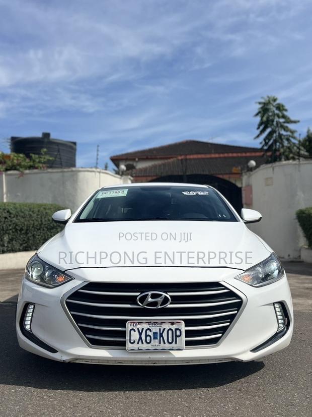 Hyundai Elantra SE Sedan FWD (2.0L 4cyl 6M) 2017 White