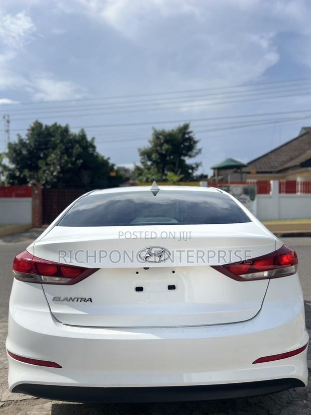 Hyundai Elantra SE Sedan FWD (2.0L 4cyl 6M) 2017 White