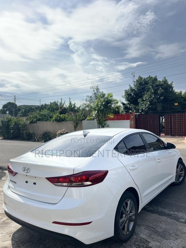 Hyundai Elantra SE Sedan FWD (2.0L 4cyl 6M) 2017 White