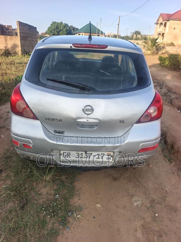 Nissan Versa Hatchback 1.8 S 2009 Silver