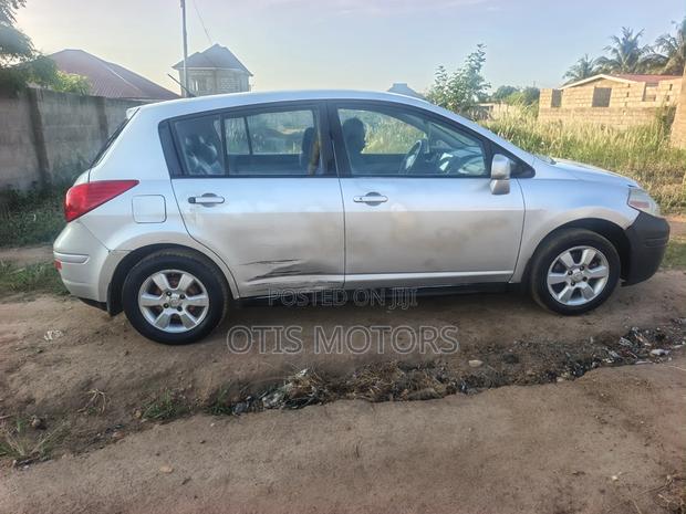 Nissan Versa Hatchback 1.8 S 2009 Silver