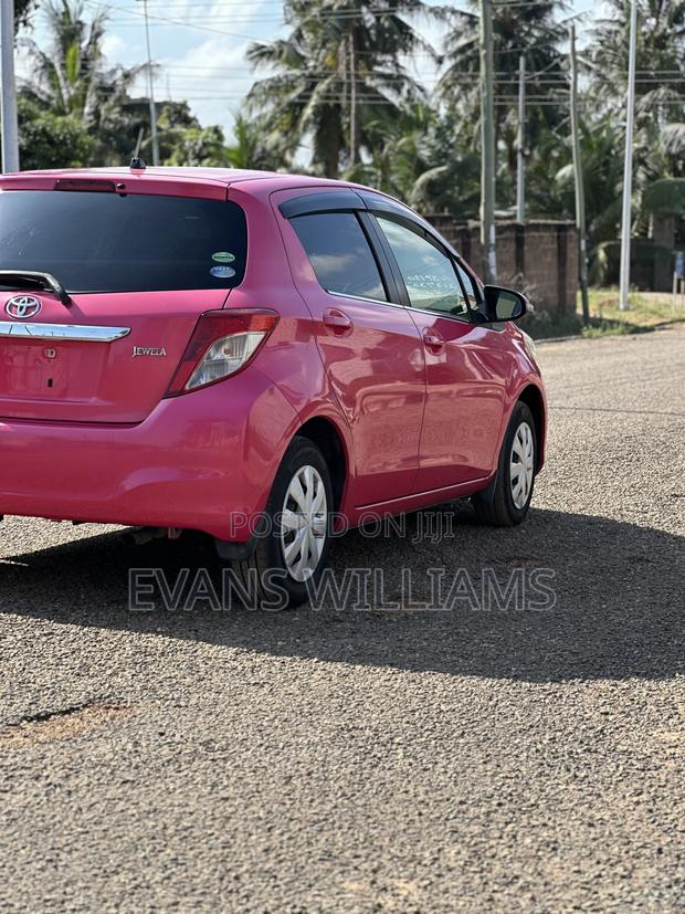 Toyota Vitz 1.3 FWD 5dr 2013 Pink