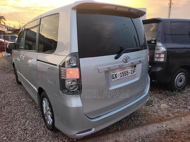 Toyota Voxy 2014 Silver