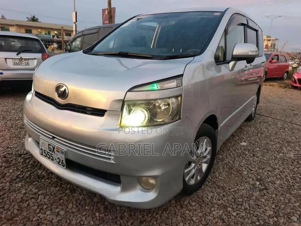 Toyota Voxy 2014 Silver