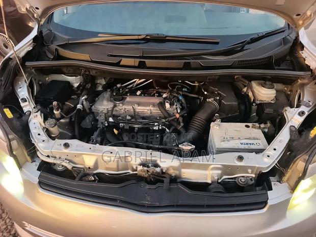 Toyota Voxy 2014 Silver
