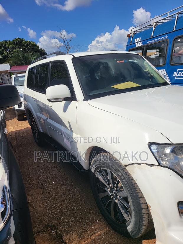 Mitsubishi Pajero 2010 White