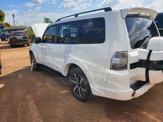 Mitsubishi Pajero 2010 White