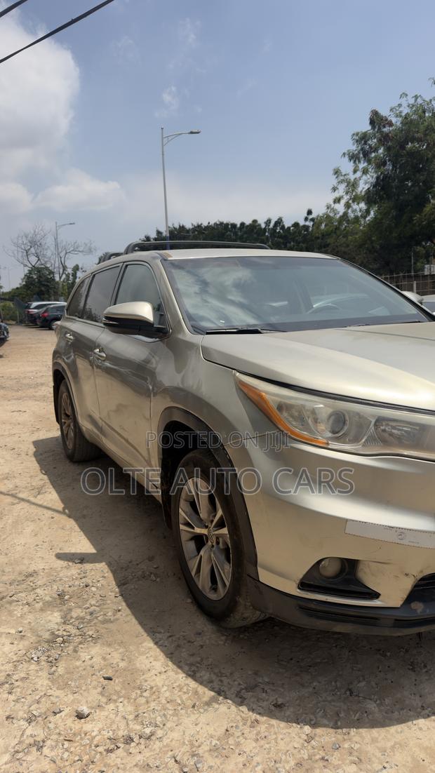 Toyota Highlander LE 4dr SUV (3.5L 6cyl 6A) 2014 Silver