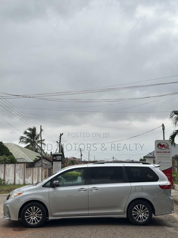 Toyota Sienna XLE Premium AWD 2019 Gray