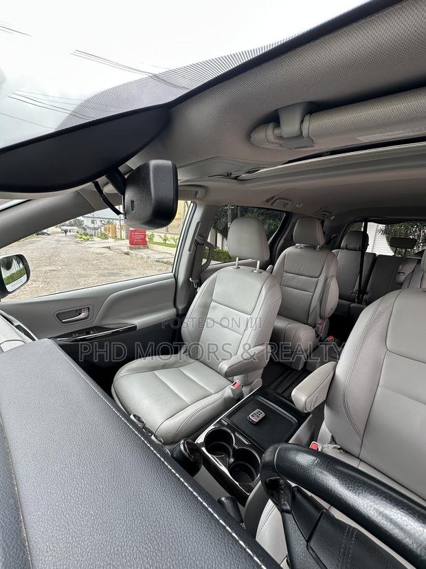 Toyota Sienna XLE Premium AWD 2019 Gray