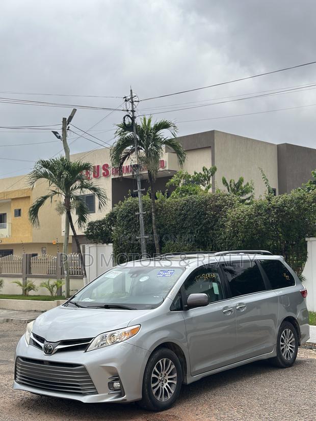 Toyota Sienna XLE Premium AWD 2019 Gray