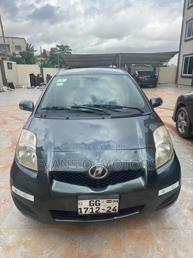 Toyota Vitz 2010 Gray