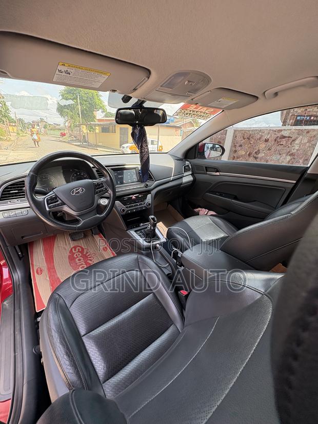 Hyundai Elantra Limited Sedan FWD (2.0L 4cyl 6A) 2017 Red