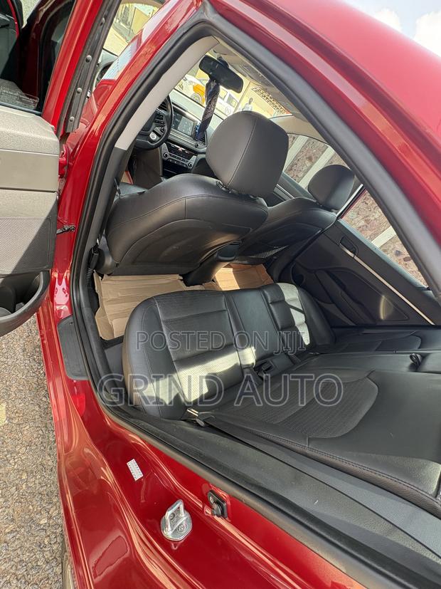Hyundai Elantra Limited Sedan FWD (2.0L 4cyl 6A) 2017 Red